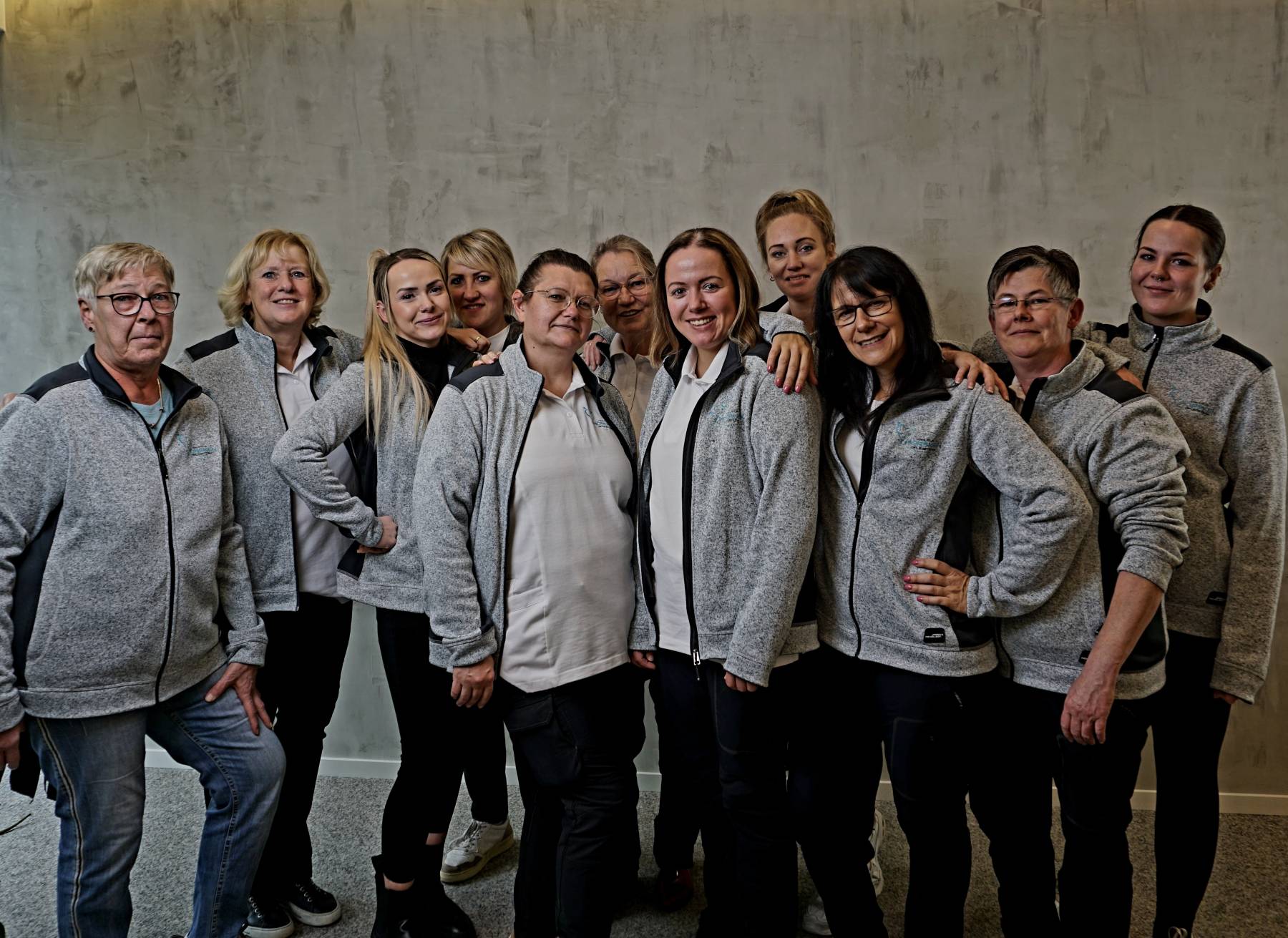 Das gesamte Team des Pflegeteams Hörsken auf einem Gruppenfoto.