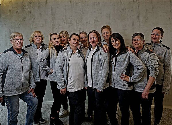 Das gesamte Team des Pflegeteams Hörsken auf einem Gruppenfoto.